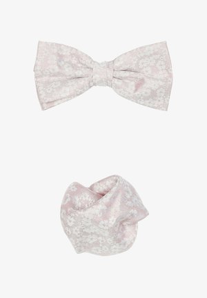 Hellrosa Fliege mit einem floralem Spitzenmuster, begleitet von einem dazu passenden Einstecktuch aus einem ähnlichen Stoff und Farbschema.