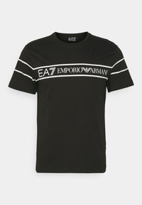 Svart bomulls t-shirt med rund halsringning, korta ärmar och ett vitt horisontellt rand med "EA7 EMPORIO ARMANI"-logotypen över bröstet.