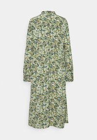 Blumenkleid mit einem grünen und blauen Muster und pinken Akzenten, langen Ärmeln, hohem Kragen und einer lockeren Passform. Der Stoff scheint leicht zu sein.