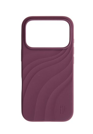Lilla silikone telefoncover med bølgede teksturerede linjer og stort kamerahul, der viser lille "Ideal of Sweden" tekst i nederste højre hjørne.