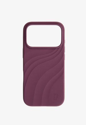 Lilla silikone telefoncover med bølgede teksturerede linjer og stort kamerahul, der viser lille "Ideal of Sweden" tekst i nederste højre hjørne.