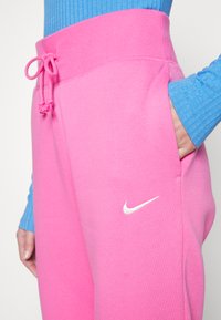 Nike Sportswear PHOENIX W NSW STYLE FLC HR PANT STD - Calças de fato de treino - pinksicle/sail