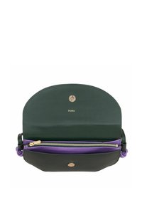 Borsa in pelle verde con cima arrotondata, foderata in viola e con zip dorata. Presenta un bottone con logo e una tracolla staccabile.