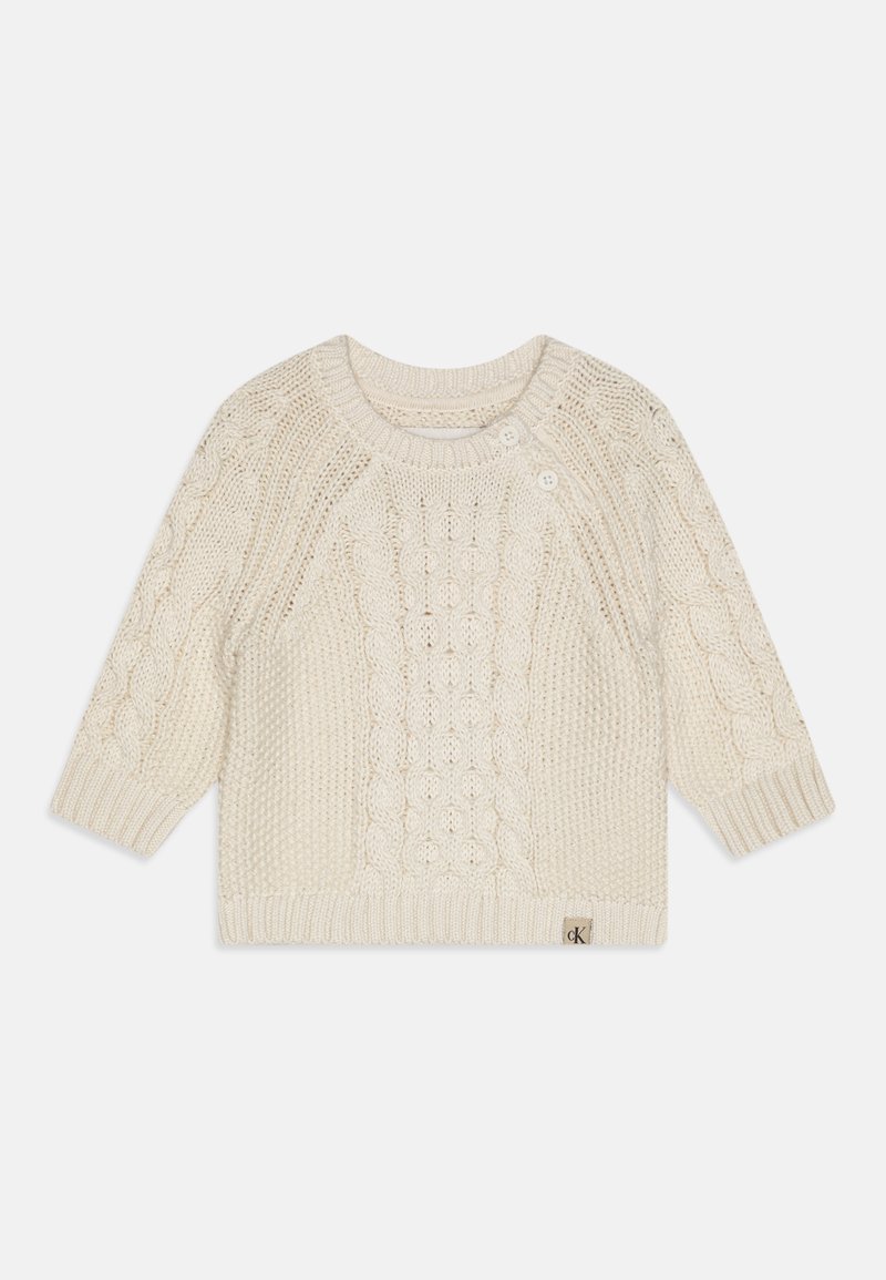 Pull en tricot crème avec un design en câble texturé, col rond et fermeture à deux boutons à l'épaule. Présente des poignets et un ourlet côtelés.