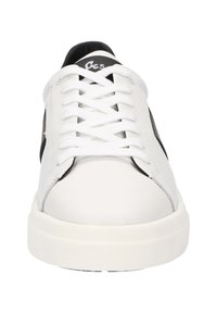 Weiße Ledersneaker mit schwarzen Akzenten, runder Zehenpartie, flacher weißer Sohle und weißen Schnürsenkeln. Logo auf der Zunge angebracht.