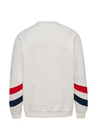 Witte sweatshirt met lange mouwen, voorzien van rode en marineblauwe diagonale strepen bij de manchetten, gezien van achteren op een witte achtergrond.