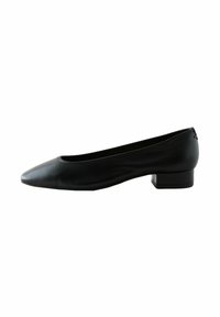 Bailarina de cuero negro con punta afilada y un tacón bajo en bloque. Textura suave con acentos mínimos y un diseño elegante.