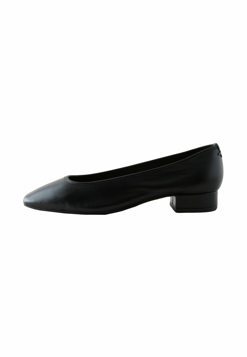 Bailarina de cuero negro con punta afilada y un tacón bajo en bloque. Textura suave con acentos mínimos y un diseño elegante.