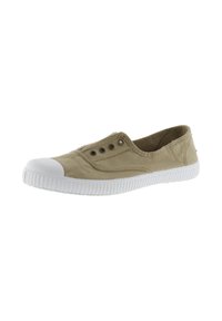 Chaussure slip-on en toile beige avec un embout en caoutchouc blanc et une semelle texturée ; présente de petits œillets ronds pour la ventilation.