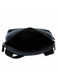 Borsa a tracolla grigia e nera con chiusura a zip. L'interno presenta un rivestimento nero testurizzato con una tasca. Esterno liscio con tracolla regolabile.