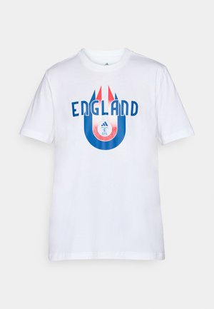Witte katoenen t-shirt met daarop "ENGLAND" in vetgedrukte blauwe tekst. Het ontwerp bevat rode en blauwe accenten met een cirkelvormig embleem onderaan.