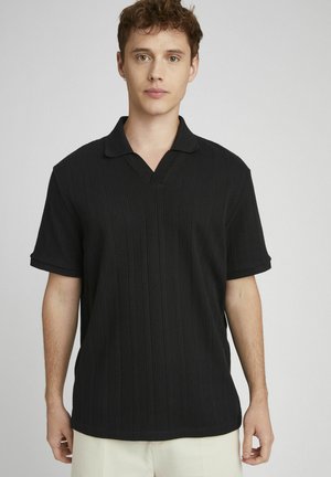 Polo noir à manches courtes avec un design texturé à côtes, doté d'un col en V et d'un col classique. Tissu léger et coupe décontractée.