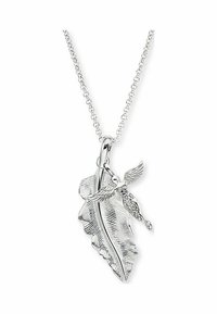 Collana d'argento con pendente a forma di foglia e una piccola figura con ali, decorata con dettagli e un design a catena.