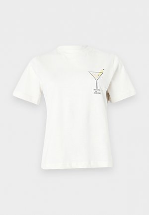 Biała koszulka z krótkim rękawem z małą ilustracją kieliszka do martini i napisem "ellesse" na lewej stronie klatki piersiowej.