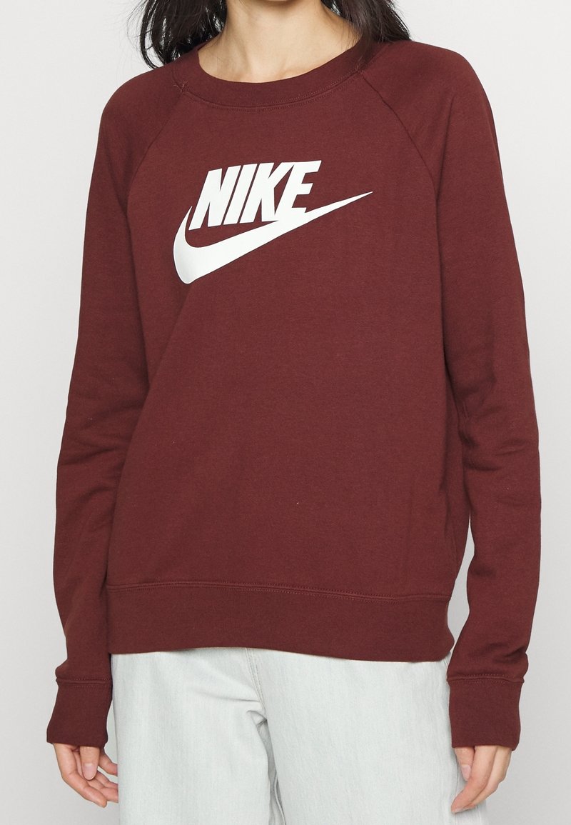 Mörkröd sweatshirt i bomullsblandning, med en stor vit Nike-logotyp över bröstet, ribbade muddar och rund halsringning.