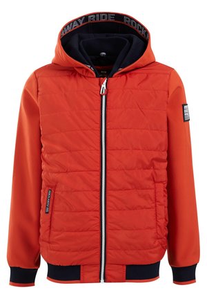 Czerwona pikowana kurtka z kapturem, czarnym zamkiem, elastycznymi mankietami, bocznymi kieszeniami i czarną podszewką wewnątrz kaptura.