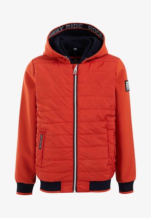 Veste matelassée rouge à capuche avec fermeture éclair noire, poignets élastiques, poches latérales et doublure noire à l'intérieur de la capuche.