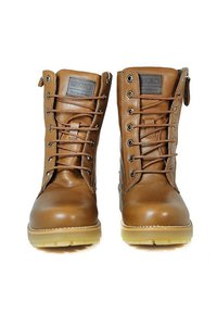 Botas de cuero marrón con punta redonda, cordones en la parte delantera y ojales de metal. Presentan una superficie texturizada y una suela de goma amarilla en contraste.