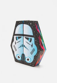 Hatszögletű doboz, amelyen egy stormtrooper mintázat látható, fekete háttérrel, kék és fehér illusztrációkkal, valamint színes lángmintákkal.