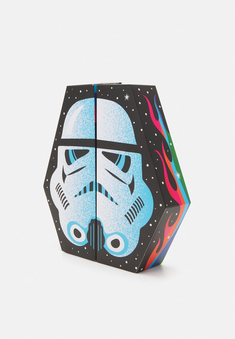Sechseckige Box mit einem Stormtrooper-Design, auf schwarzem Hintergrund, mit blauen und weißen Illustrationen sowie bunten Flammenelementen.