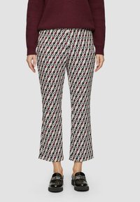 Pantalons à motifs avec une taille cintrée, présentant un design géométrique en bourgogne, noir et crème. Jambes raccourcies avec un léger évasement.