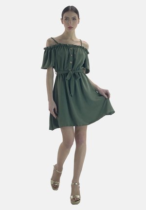 Groene off-shoulder jurk met een gerimpelde halslijn, knoopsluiting aan de voorkant, strik taille en een rok tot op de knie; gemaakt van zachte stof met een gladde textuur.