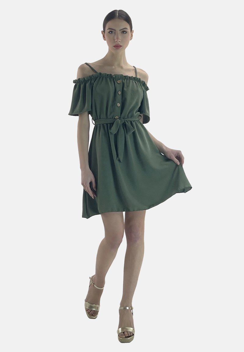 Vestido verde sin hombros con escote volante, botones en el frente, cinturilla con lazo y falda hasta la rodilla; hecho de una tela suave con una textura lisa.