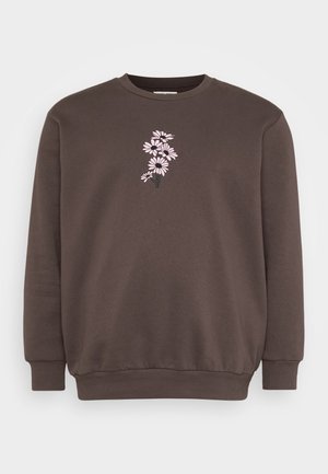 Pruun kapuutsiga s свитшот, millel on ümmargune kaelus ja pikad varrukad. Esiküljel on roosa lilleline tikand, tekstureeritud kangas ja soonikkoes mansetid.