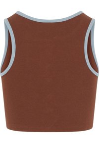 Brun ribbet crop-top med lys blå kant. Har ermeløst design og en rund rygg. Teksturert materiale skaper et subtilt stripemønster.