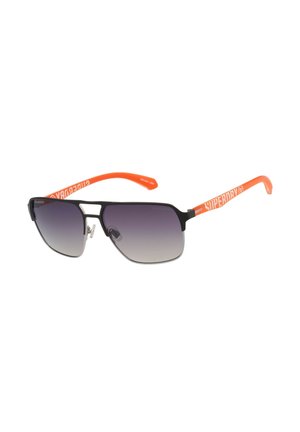 Rechteckige Sonnenbrille mit schwarzem Frontgestell und orangenen Bügeln mit dem Text "Superdry", sowie verlaufenden dunklen Gläsern mit Nasenpads.