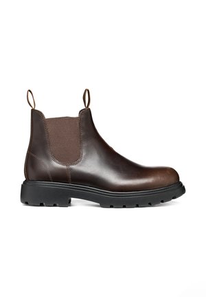 Dunkelbrauner Leder-Chelsea-Boot mit schwarzer klobiger Sohle, elastischen Seitenteilen und Zuglaschen vorne und hinten am Knöchelkragen.