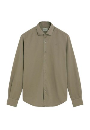 Camisa caqui de manga larga con botones, cuello y puños, presentada extendida sin patrones visibles ni accesorios adicionales.