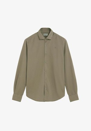 Camisa caqui de manga larga con botones, cuello y puños, presentada extendida sin patrones visibles ni accesorios adicionales.