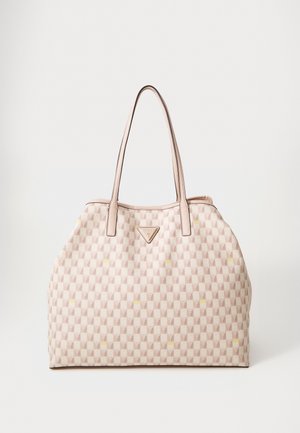 Sac fourre-tout beige à motifs avec double poignée et une petite plaque de logo triangulaire au centre avant.