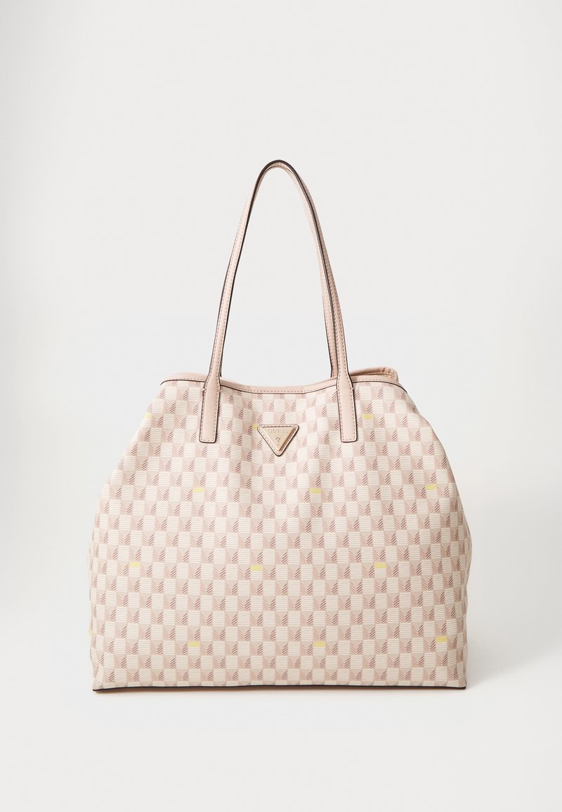 Sac fourre-tout beige à motifs avec double poignée et une petite plaque de logo triangulaire au centre avant.