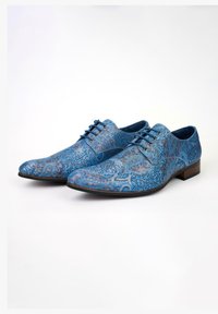 Blauwe gedessineerde geklede schoenen met ingewikkelde ontwerpen, een gladde textuur, een puntige vorm en een leerachtige uitstraling. Heeft vier veterogen en een lage hak.