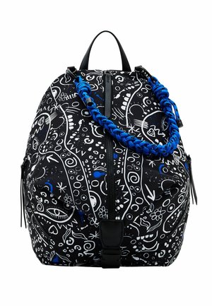 Czarny plecak z białymi abstrakcyjnymi wzorami doodle, niebieskimi plamkami, przednim zamkiem błyskawicznym oraz grubym, plecionym niebieskim paskiem na górze i po bokach.