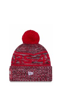 Rote gestrickte Mütze mit einem Pompon oben, mit einem strukturierten Muster und einem gestickten Logo-Patch am Bündchen.