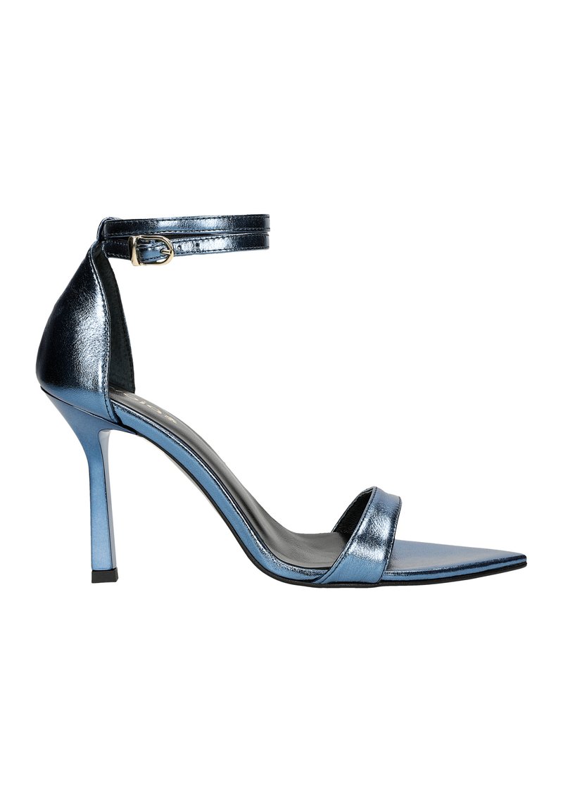 Sandalo con tacco alto in metallo blu, con punta affilata, sottile cinturino alla caviglia e tacco a stiletto slanciato. Texture liscia con finitura lucida.