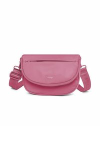 Růžová crossbody taška vyrobená z hladkého materiálu, se zakřiveným klopou, zipovou přední kapsou a nastavitelným popruhem. Minimalistický design s detailem loga.
