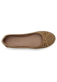 Braune Wildleder-Ballerinas mit durchbrochenem Design, spitzer Zehenpartie und einem kleinen Schleifenakzent an der Vorderseite. Das Innere ist mit glattem Futter versehen.