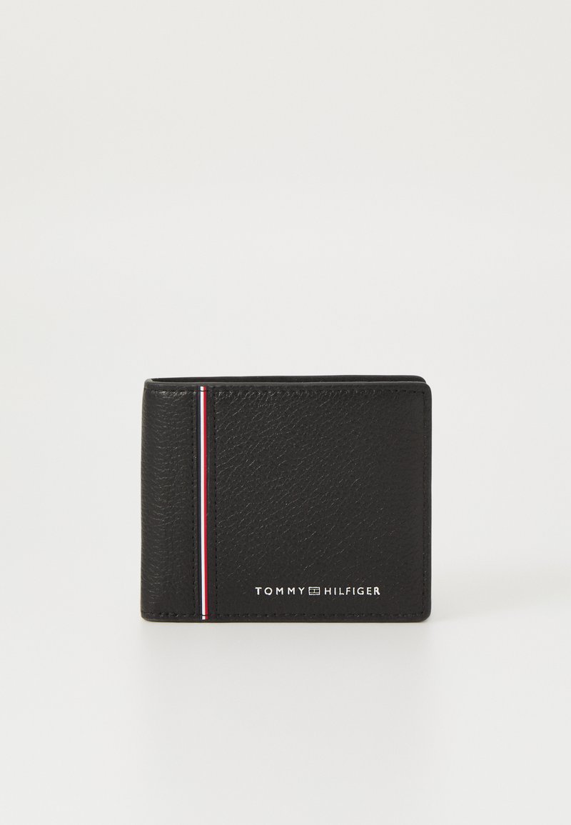 Schwarze Lederbörse mit strukturierten Oberflächen, ausgestattet mit einem rot-weißen Streifenakzent und einem geprägten Logo auf der Vorderseite. Flaches Design, kompakte Form.