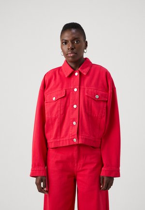 Rød denimjakke med cropped design, frontlommer og sølvknapper, sammen med matchende røde bukser. Glatt tekstur, uformell stil.