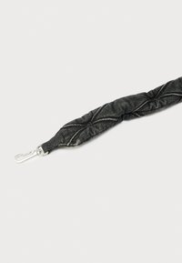 Cinturino in tessuto nero intrecciato con texture trapuntata, dotato di una clip metallica argentata a un'estremità per l'attacco.