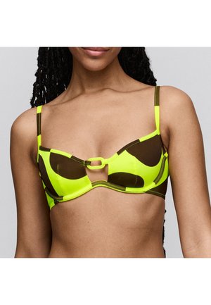 Neongele bikinibovenkant met bruine cirkelvormige patronen, beugels voor ondersteuning, verstelbare bandjes en een centraal ringdetail.