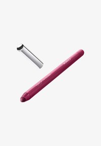 Lápiz labial de color baya con un acabado suave y brillante y punta redondeada. La tapa metálica plateada se encuentra a su lado sobre un fondo blanco.