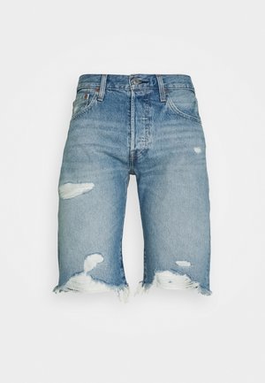 Short en jean bleu clair avec déchirures usées, ourlet effiloché et design traditionnel à cinq poches. Taille mi-haute avec fermeture à bouton.