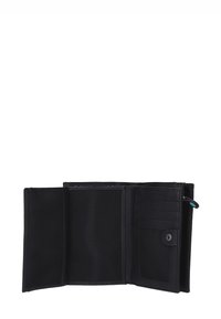 Portafoglio in pelle nera con tre scomparti, otto slot per carte, una tasca con bottone a pressione e una texture liscia. Presenta un accento blu alla chiusura.