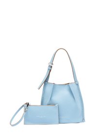 Borsa a mano in pelle blu chiaro con forma strutturata, superficie testurizzata e manico corto; include un portafoglio abbinato.