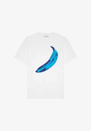 T-shirt blanc à manches courtes avec un grand graphique de banane stylisée bleue centré à l'avant.